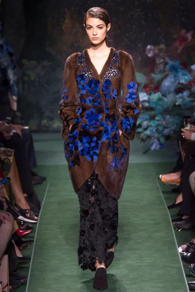 Look 16